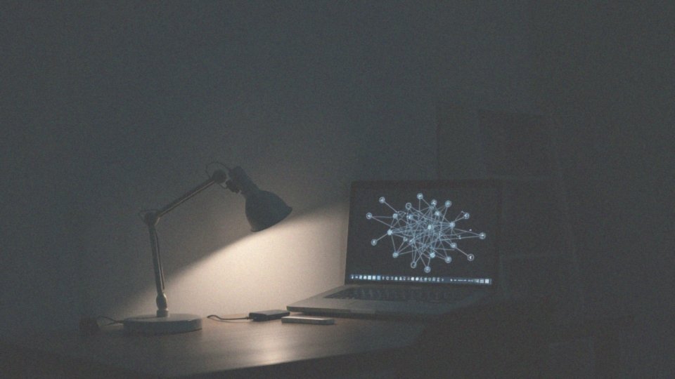 Jakie są różnice między dostępem do zwykłego internetu a dark webu przez Tor?