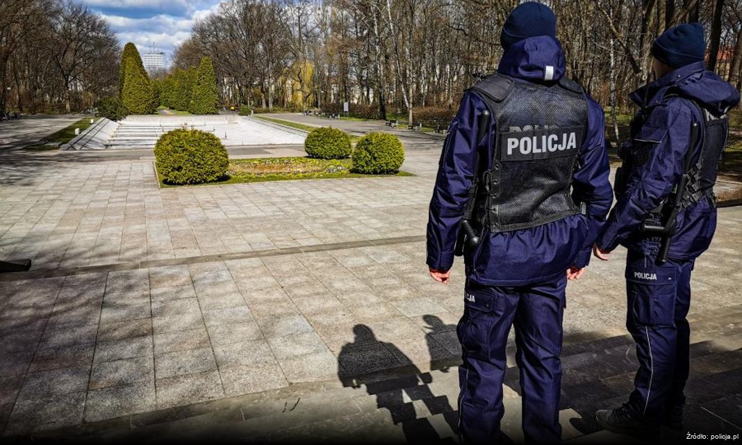 Policja ratuje psa przy płonącym budynku w Długiem