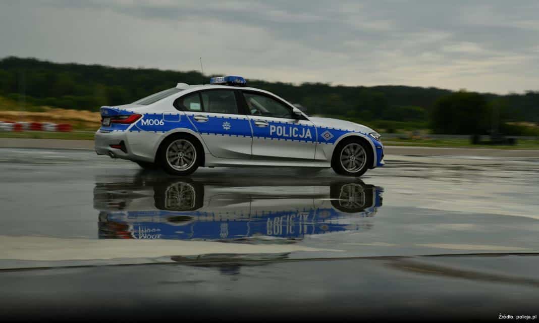 Bezpieczny mecz piłkarski w Krośnie z udziałem policji